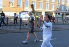 vadsana sinthavong carries olympic torch